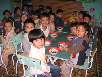 Children having lunch 